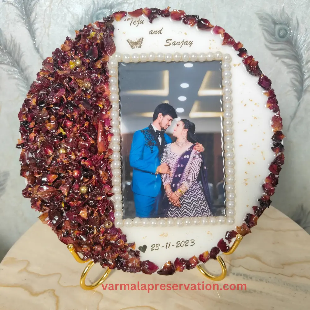 couple-photo-preservation-with-engagement-flowers