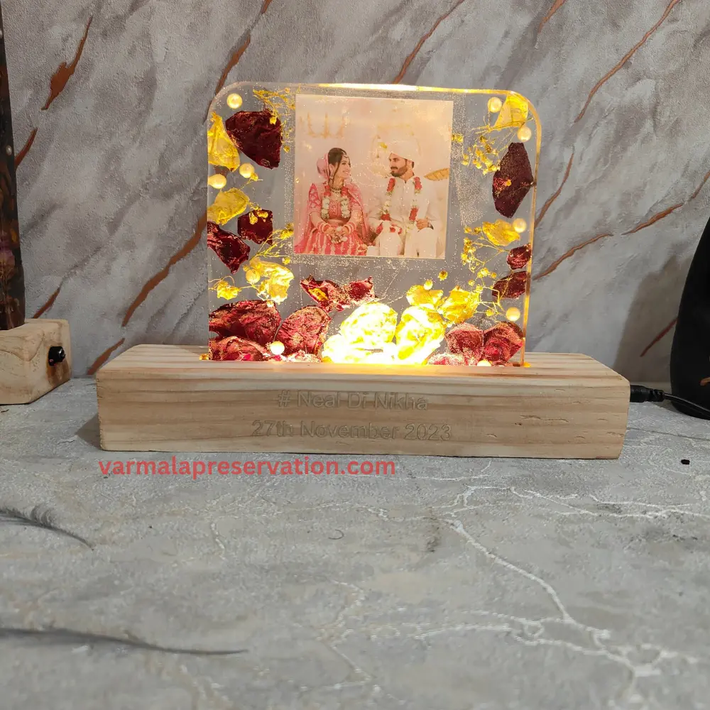 curve-edges-flower-resin-lamp