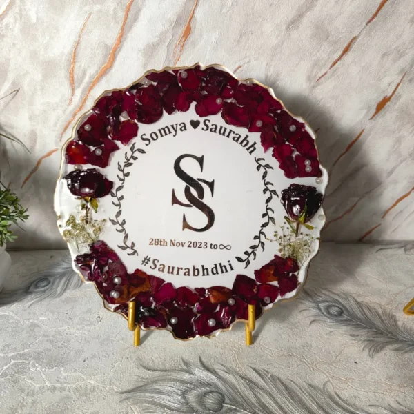 elegant-agate-shape-resin-engagement-flower-preserved-frame