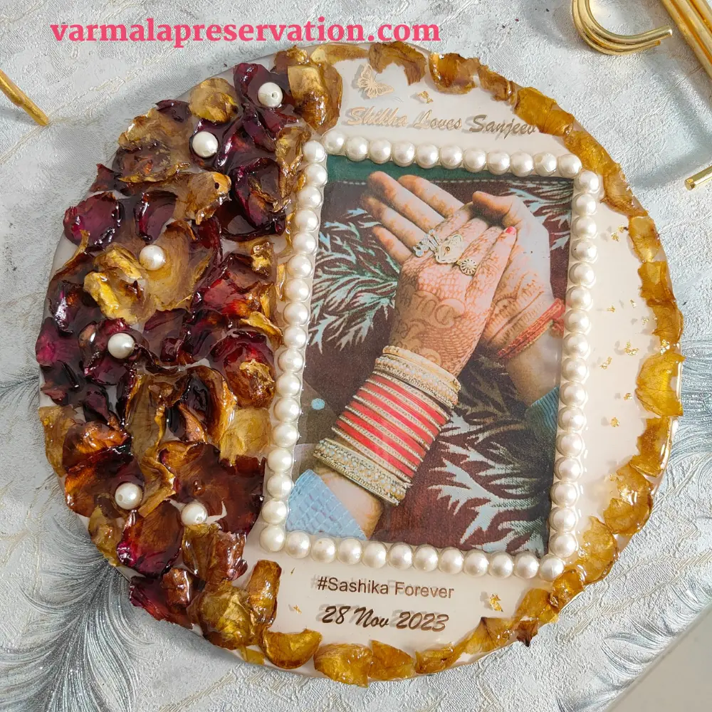 engagement-flower-preserved-round-frame
