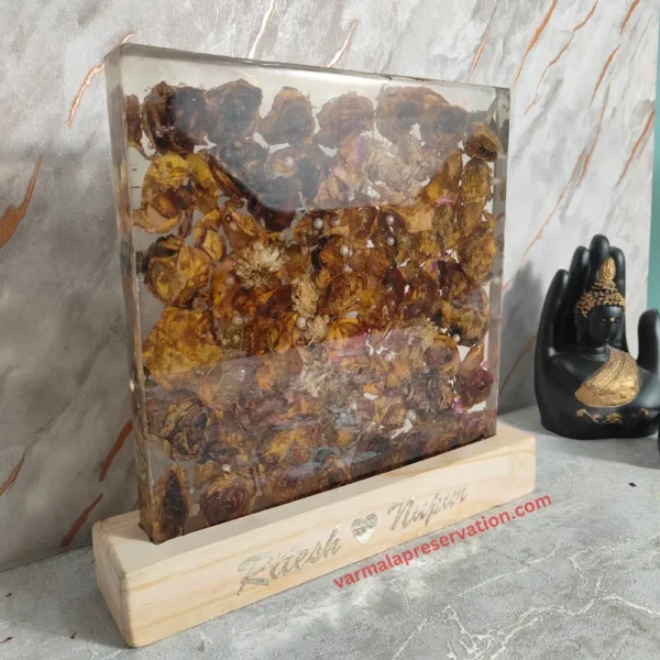 epoxy-resin-gifted-flower-preservation-lamp