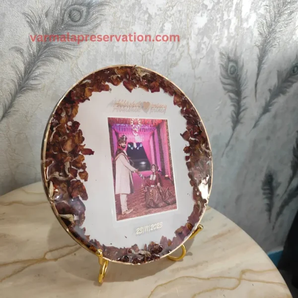 luxurious-white-varmala-preservation-photo-frame