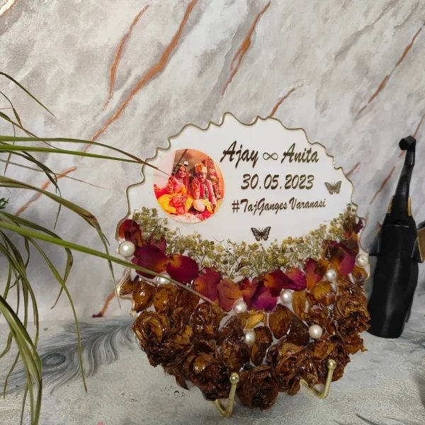 names-date-slogan-pearls-design-garland-preservation-in-resin-frame
