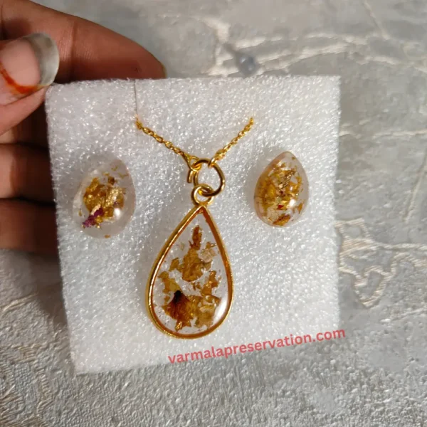 personalized-golden-resin-floral-pendant-and-studs-earrings