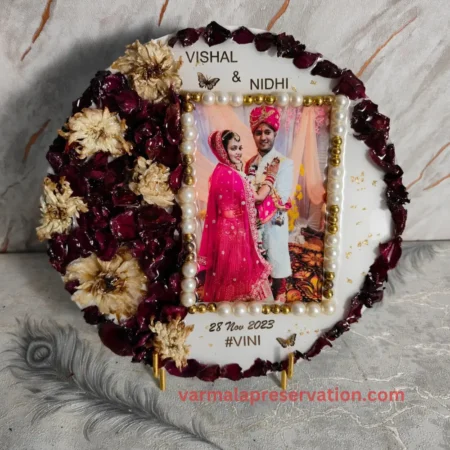 resin-varmala-flower-preserved-round-couple-photo-frame