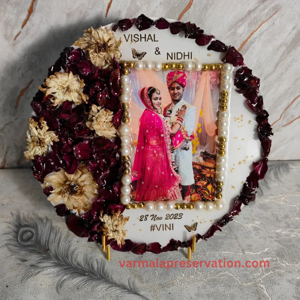 resin-varmala-flower-preserved-round-couple-photo-frame