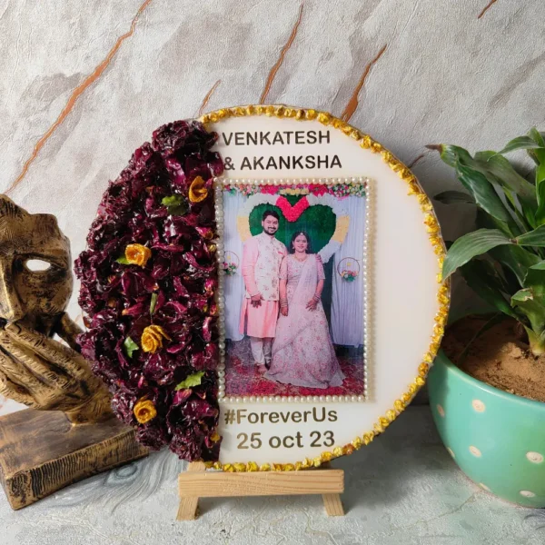 round-resin-couple-photo-frame-engagement-flower-preservation