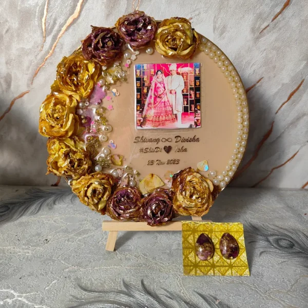 round-roses-preserved-couple-photo-frame