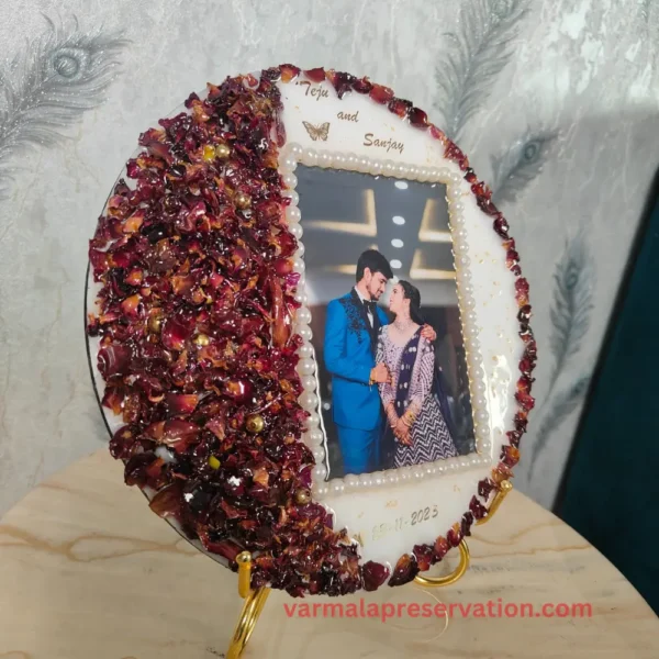 varmala-flower-preservation-photo-frame