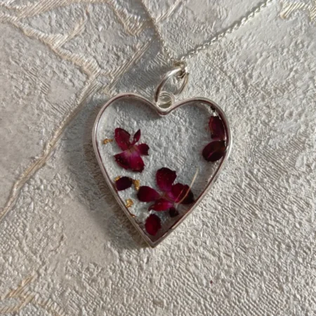 Crystal-clear-heart-shape-epoxy-resin-red-flower-pendant