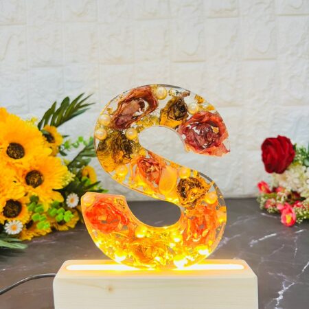 Floral alphabet table lamp in resin
