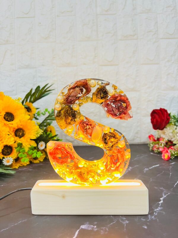 Floral alphabet table lamp in resin