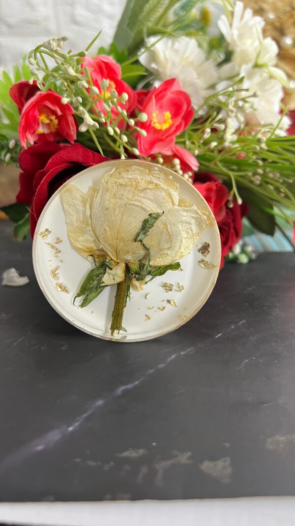 Resin keyring with real flower