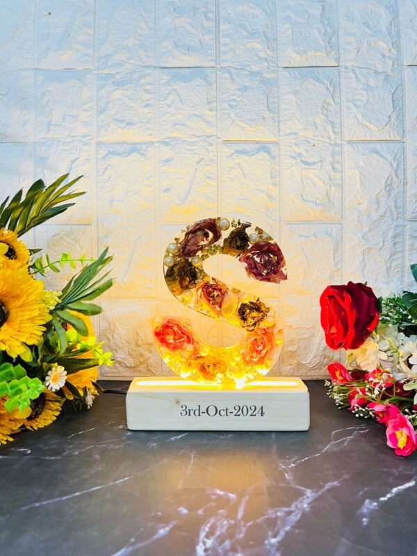 Resin letter lamp with flowers