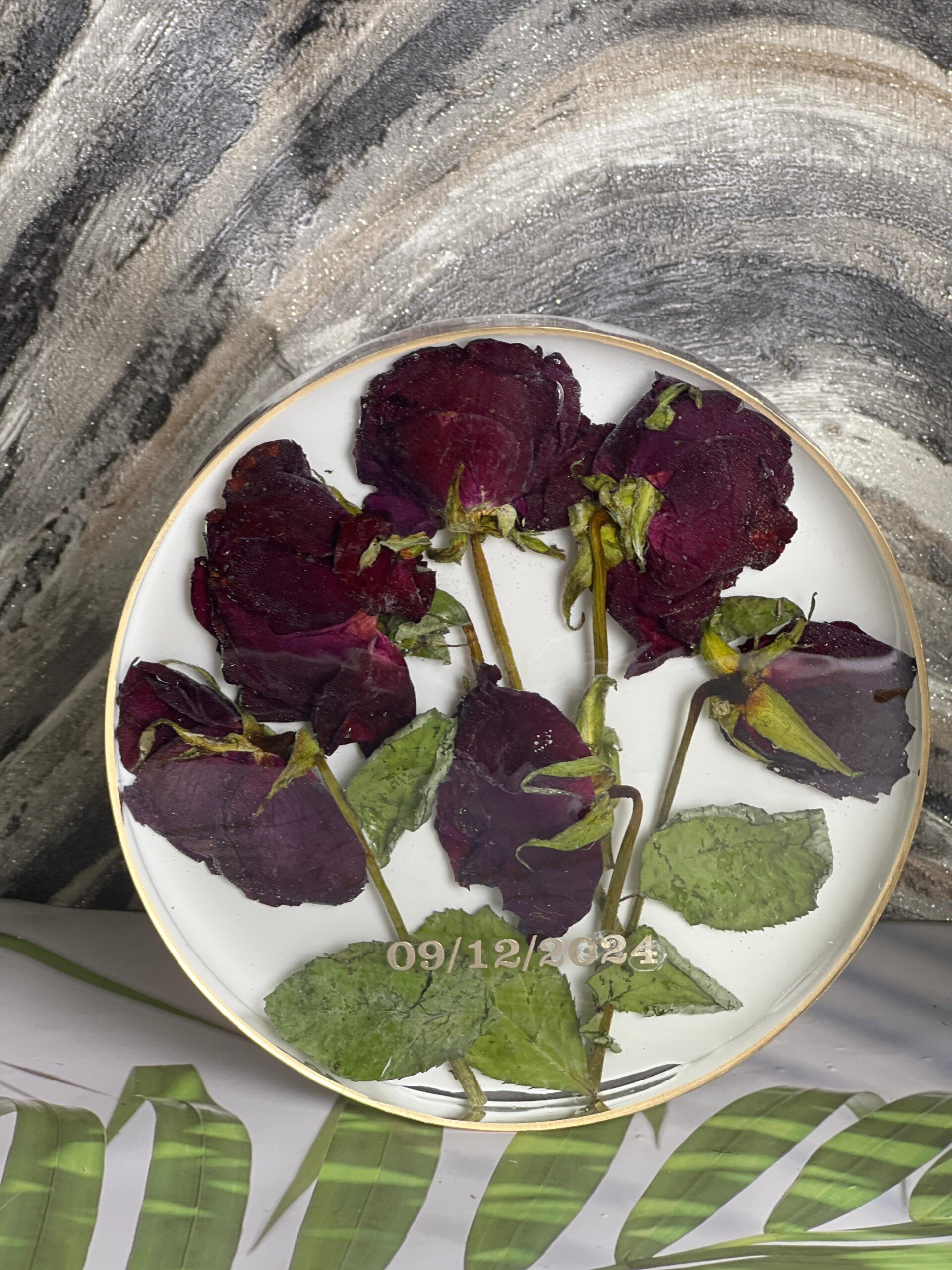 Resin round flower keepsake frame