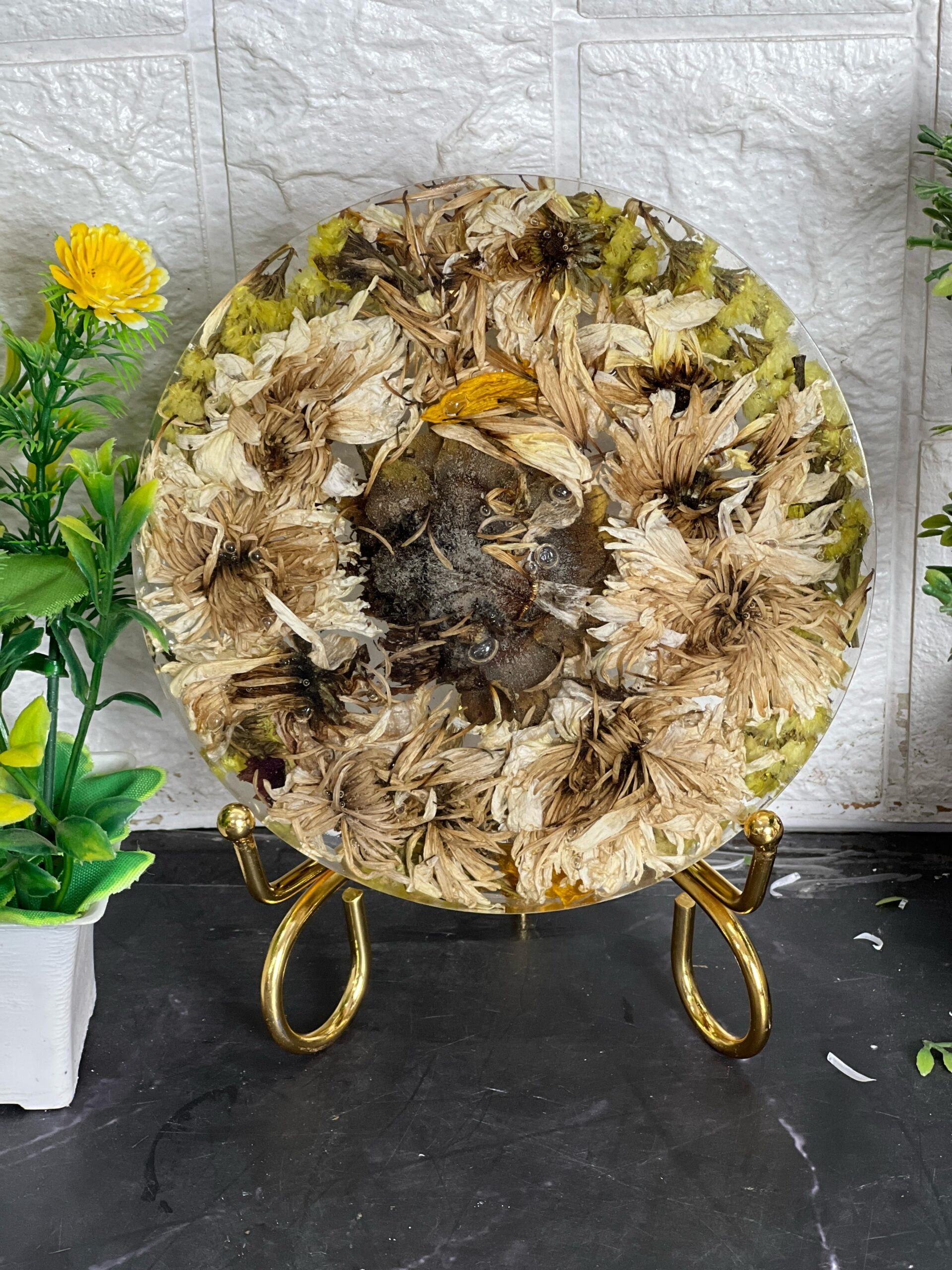 flower preservation in round resin frame